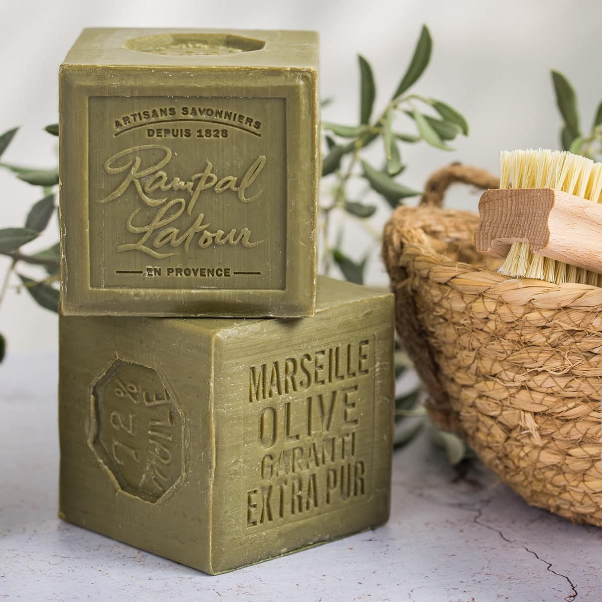 Jus de citron, bicarbonate, vinaigre : les 10 secrets naturels pour redonner leur blancheur à vos vêtements jaunis (et effacer les traces de chlore)