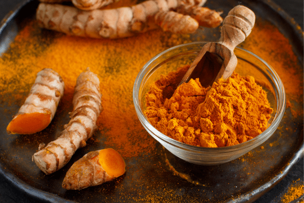 Poudre de curcuma et lait pour épilation naturelle