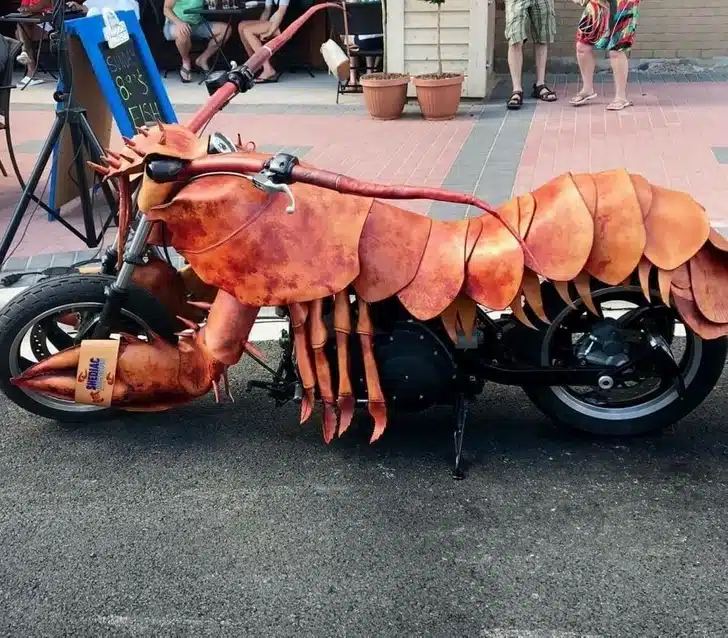 Homme déguisé en homard