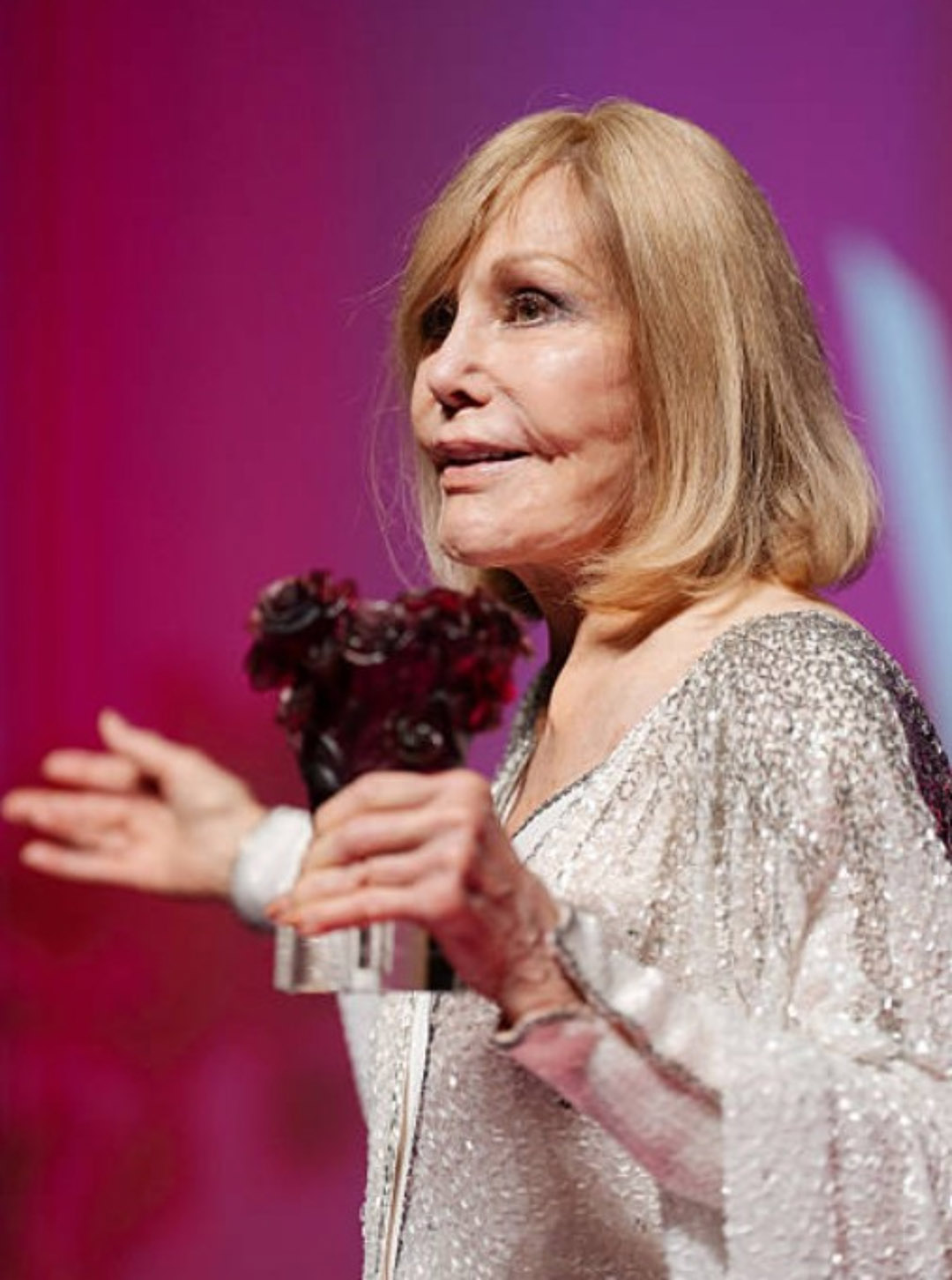 « De la gloire hollywoodienne à une vie tranquille » : l’ancienne icône de beauté de 92 ans qui a laissé la célébrité derrière elle !