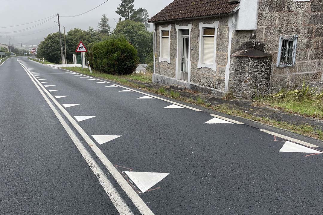 Des triangles sur la chaussée pour faire ralentir les automobilistes : la nouvelle arme secrète des routes