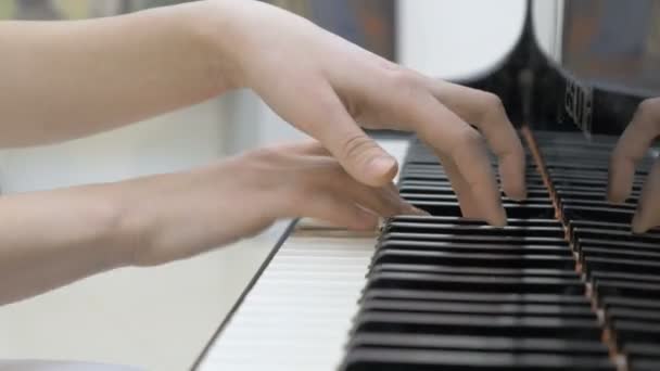Le soir où une femme de chambre a transformé une humiliation orchestrée en un triomphe musical inoubliable