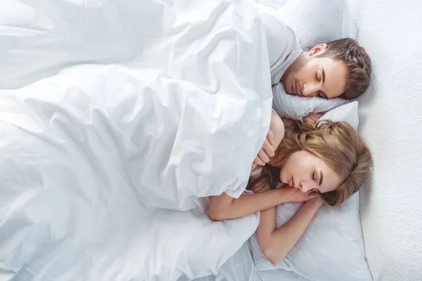Pourquoi votre partenaire se tourne après l’amour : 7 clés pour décoder ce geste sans paniquer