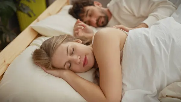 Pourquoi votre partenaire se tourne après l’amour : 7 clés pour décoder ce geste sans paniquer