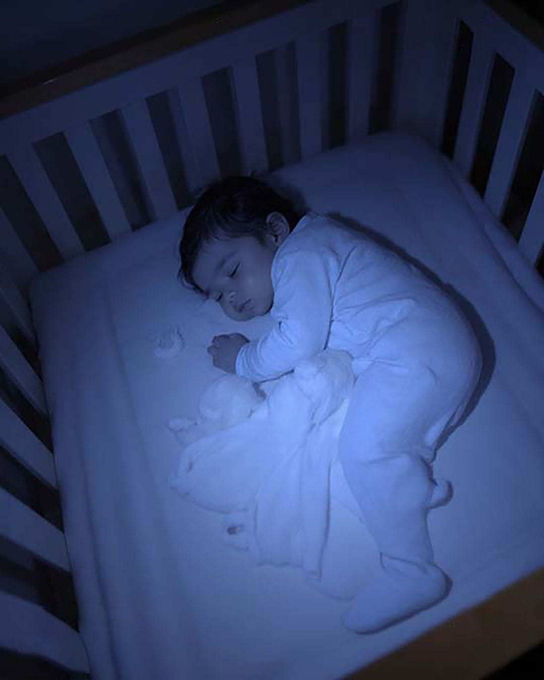 Des bruits étranges venaient chaque nuit de la chambre du bébé — puis le babyphone a révélé l’impensable
