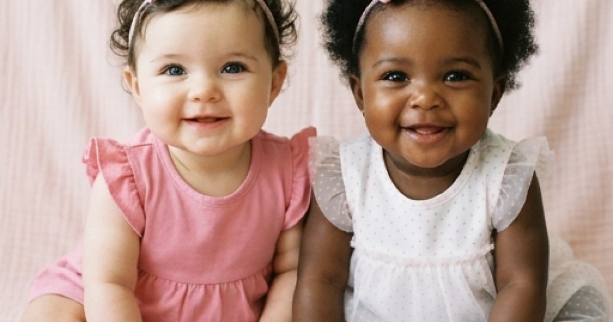Des sœurs jumelles sont nées à quelques minutes d’intervalle avec des couleurs de peau différentes : découvrez à quoi elles ressemblent aujourd’hui