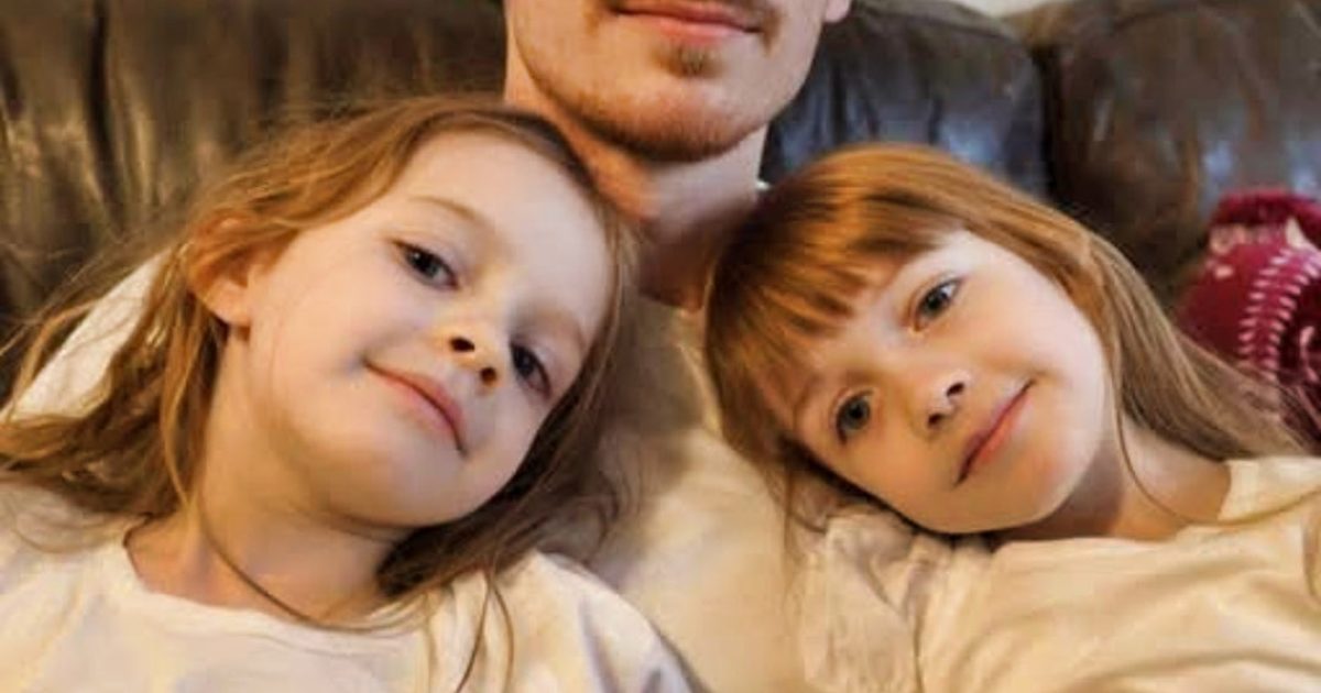 Devenu le tuteur de mes sœurs jumelles après le décès de ma mère, j’ai découvert que ma fiancée ne faisait que feindre de les aimer lorsque j’ai surpris une conversation