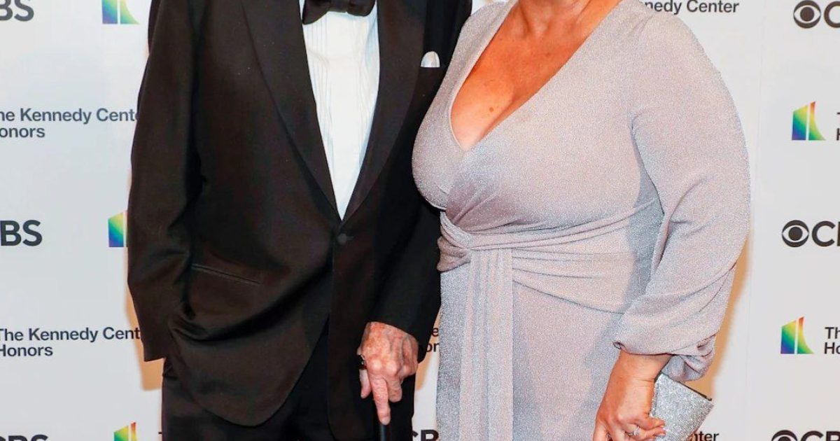 Dick Van Dyke, 100 ans, célèbre ses 14 ans de mariage avec son épouse Arlene Silver, 54 ans