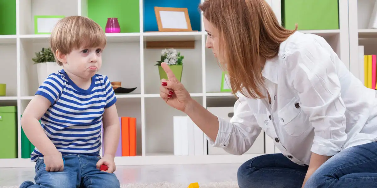 Mère expliquant une règle à son enfant