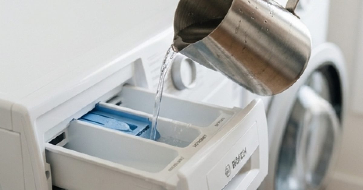 Dites adieu aux plis sur vos vêtements grâce à cette astuce, vous ne repasserez plus jamais !