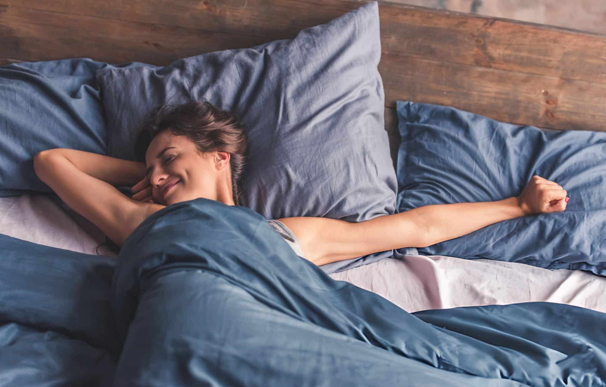 Femme alitée en détresse