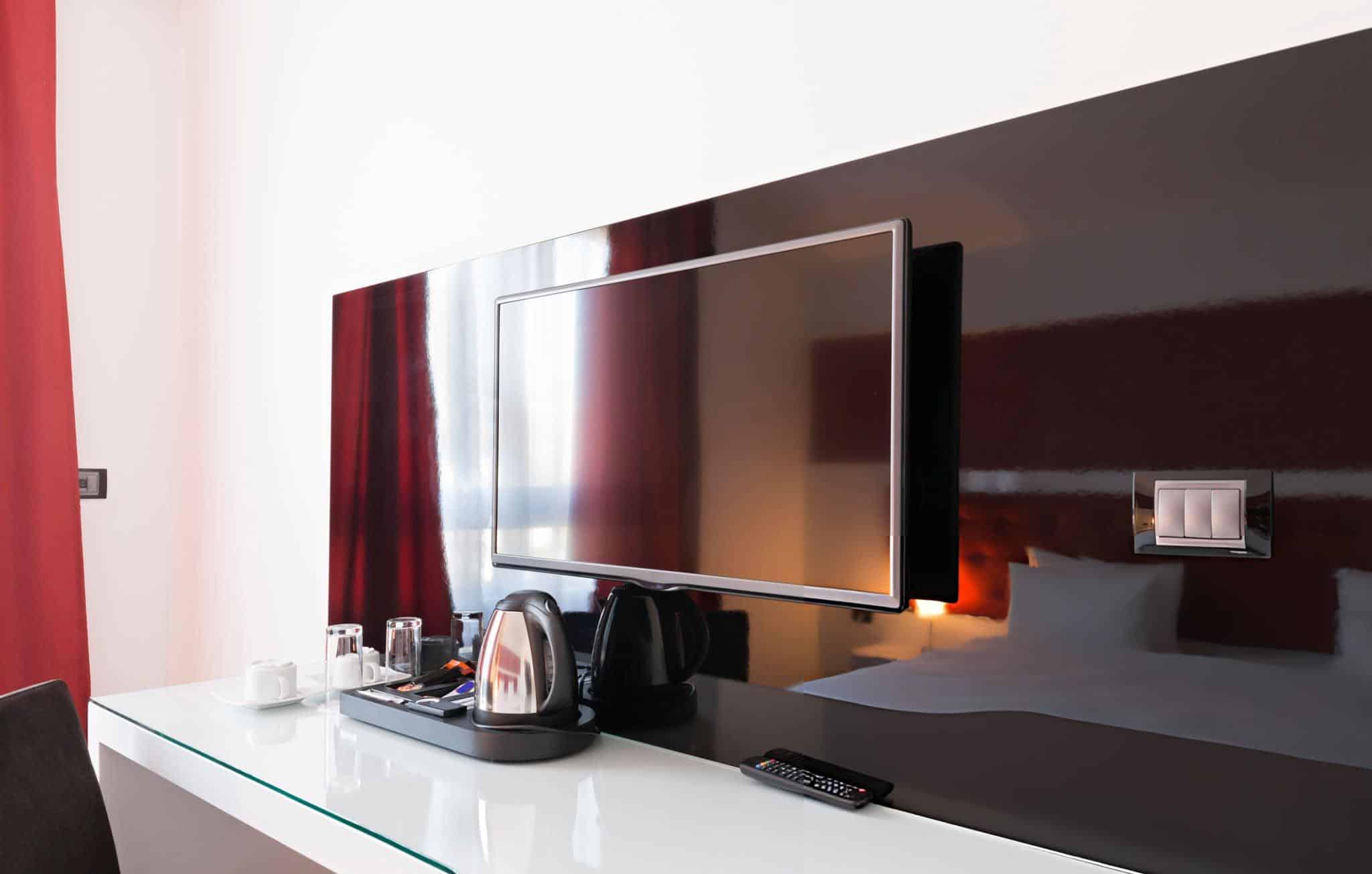 Warum das Ausstecken des Fernsehers im Hotelzimmer bei der Ankunft eine digitale Überlebensstrategie ist