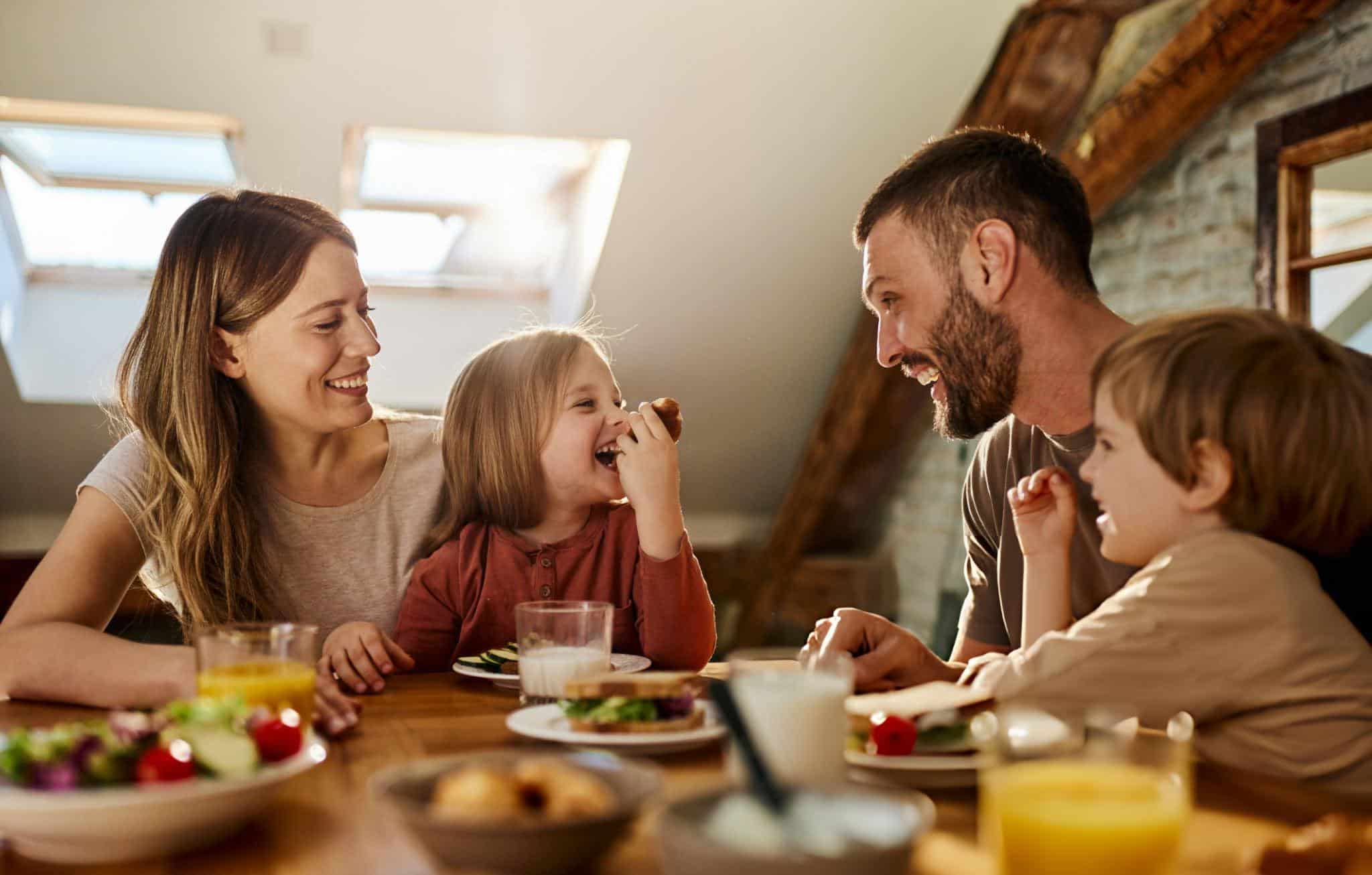 Assiette avec divers aliments potentiellement dangereux
