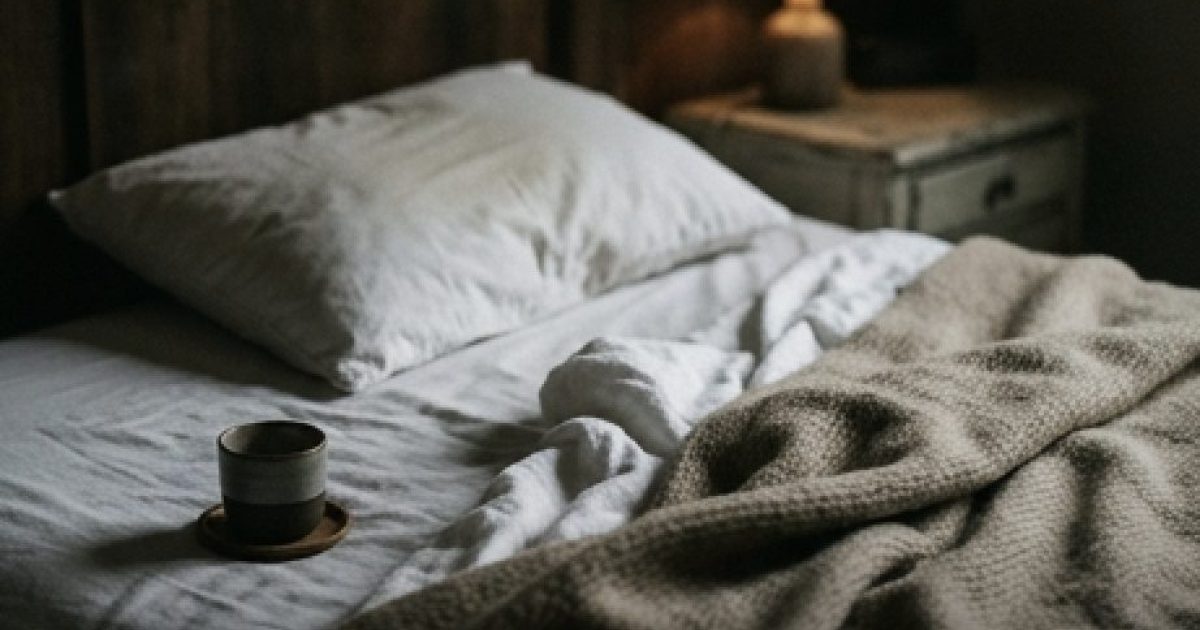 Dormir dans le lit d’un être cher décédé : croyances, émotions et signification profonde
