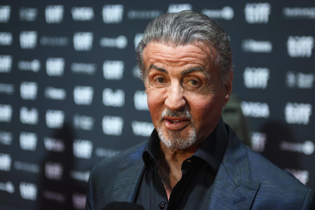 Abandonné dès sa naissance, il a grandi sans famille : voici comment cet acteur est devenu une icône mondiale du cinéma