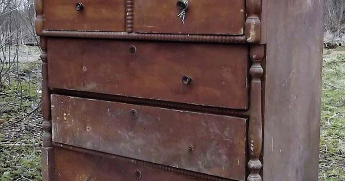 D’une commode sans tiroirs abandonnée à la poubelle, nous avons créé une pièce pleine de caractère