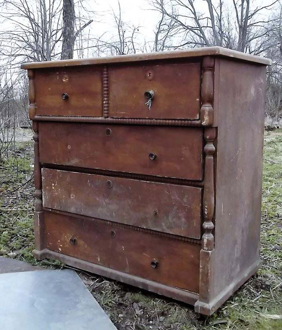 D’une commode sans tiroirs abandonnée à la poubelle, nous avons créé une pièce pleine de caractère