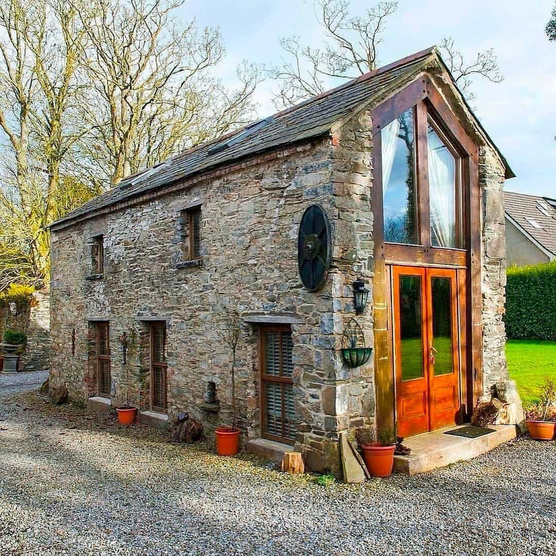 D’une grange délabrée à un véritable cocon : la transformation spectaculaire de cette maison abandonnée séduit tout le monde