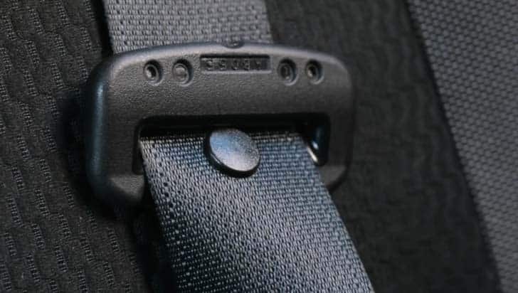 Ce bouton minuscule sur votre ceinture de sécurité cache une fonction que vous ignorez probablement