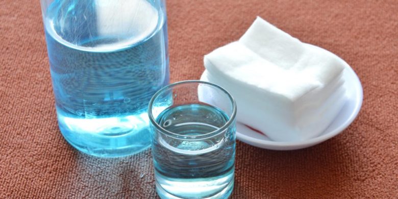 Jus de citron, bicarbonate, vinaigre : les 10 secrets naturels pour redonner leur blancheur à vos vêtements jaunis (et effacer les traces de chlore)