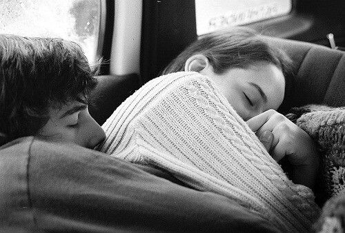 Amour et complicité : ces gestes discrets qui touchent vraiment les femmes