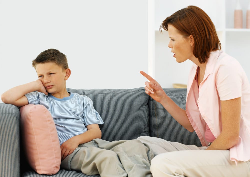 Parents expliquant des règles à leur enfant
