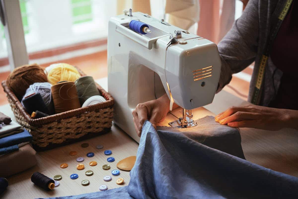 Couturière utilisant une machine à coudre ancienne