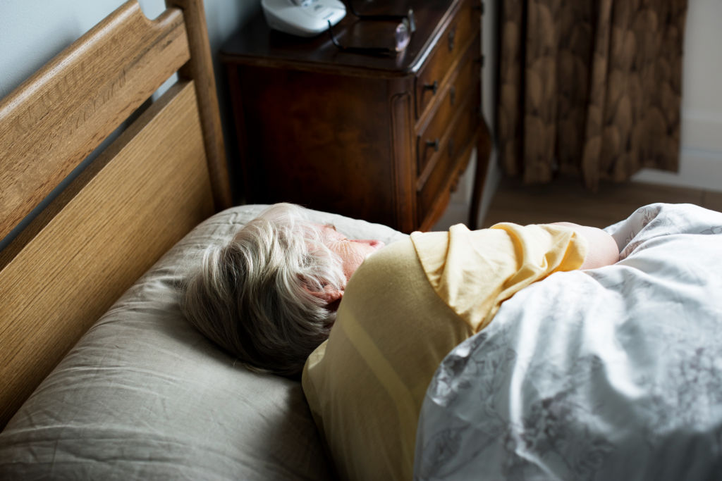 Trois ans de mariage et chaque nuit, son époux rejoignait la chambre de sa mère… Jusqu’à ce qu’elle le suive et tombe sur une révélation poignante.