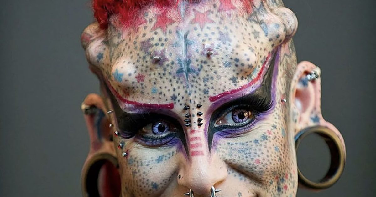 Elle adopte un look de « vampire » et couvre son corps de tatouages – découvrez son apparence d’avant