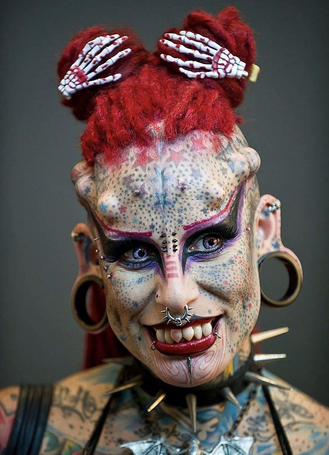 Elle adopte un look de « vampire » et couvre son corps de tatouages – découvrez son apparence d’avant