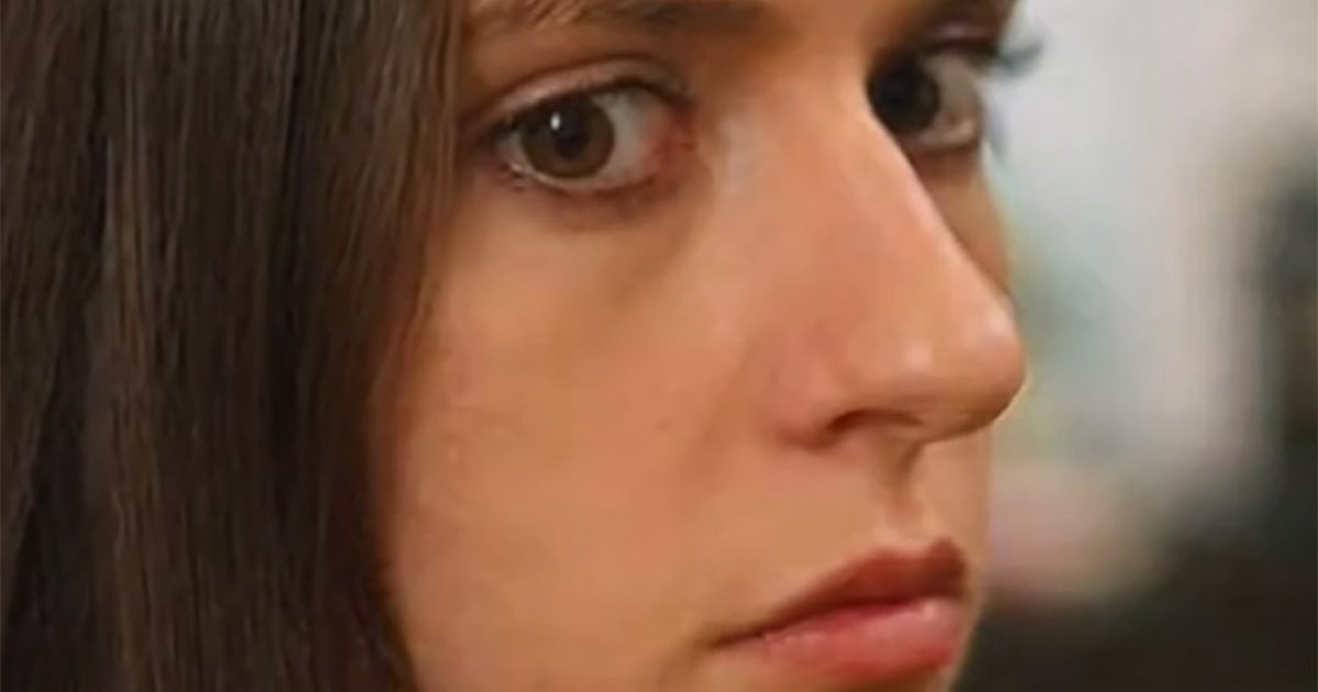 Elle coiffait sa meilleure amie… jusqu’à ce détail impossible