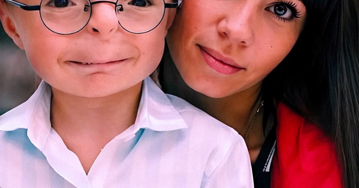 Elle entra dans l’orphelinat discrètement, presque inaperçue. Dehors, une pluie froide tombait, et dans les couloirs régnait ce silence pesant où semblent se cacher des histoires oubliées