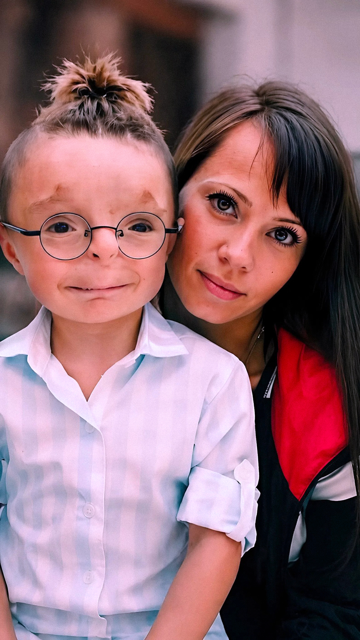 Elle entra dans l’orphelinat discrètement, presque inaperçue. Dehors, une pluie froide tombait, et dans les couloirs régnait ce silence pesant où semblent se cacher des histoires oubliées