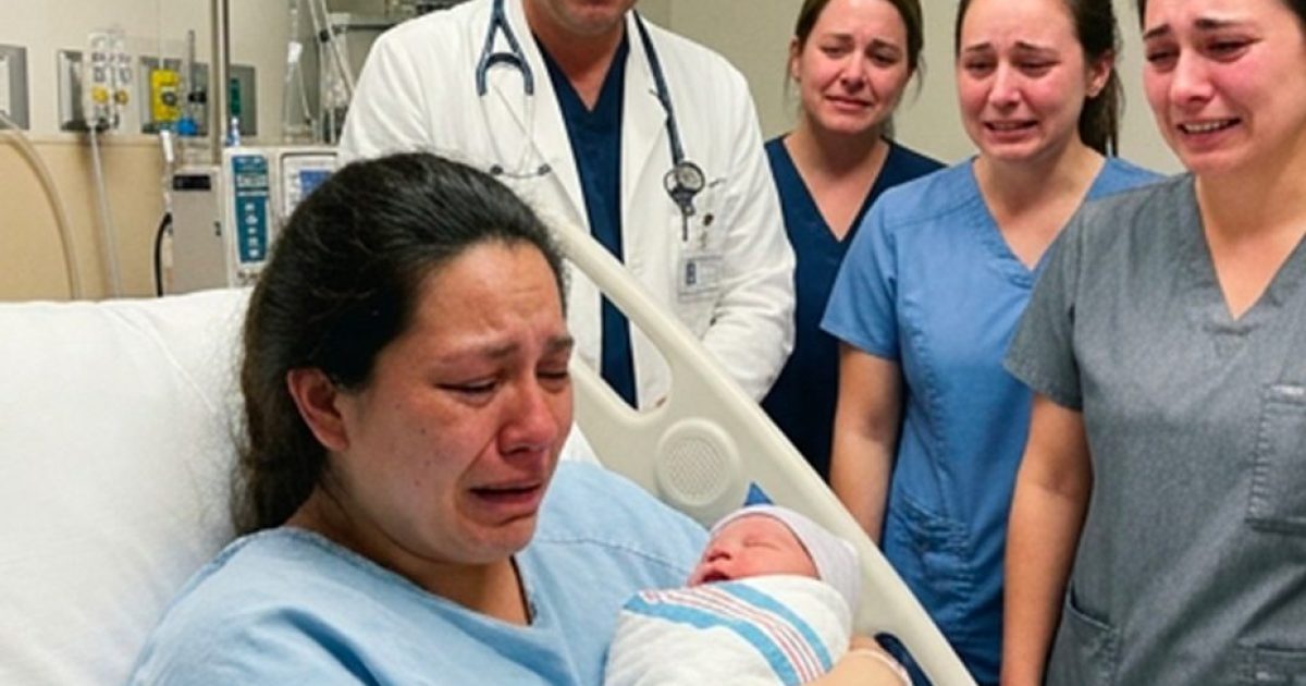 Elle est entrée seule à l'hôpital pour accoucher… et quelques instants après la naissance de son bébé, le médecin l'a regardée et s’est soudainement effondré en larmes