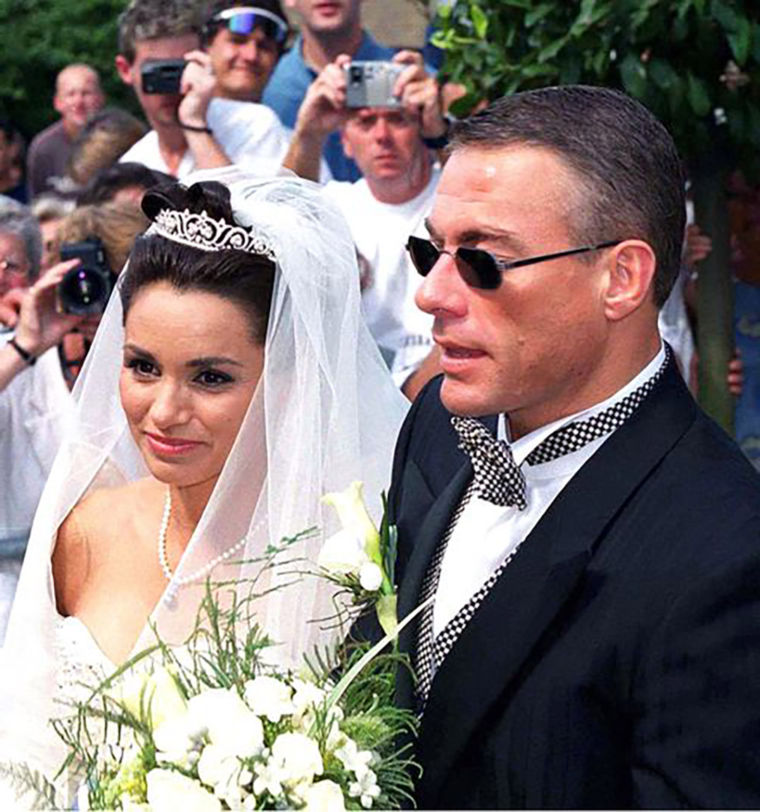 Elle ne travaille pas et vit dans le luxe aux frais de l’acteur » : Jean-Claude Van Damme surpris avec sa maîtresse ukrainienne