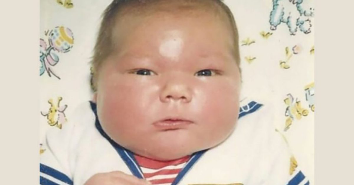 En 1983, un bébé géant de 7 kilos avait fait le tour du monde. Vous ne devinerez jamais à quoi il ressemble aujourd’hui, à 40 ans !