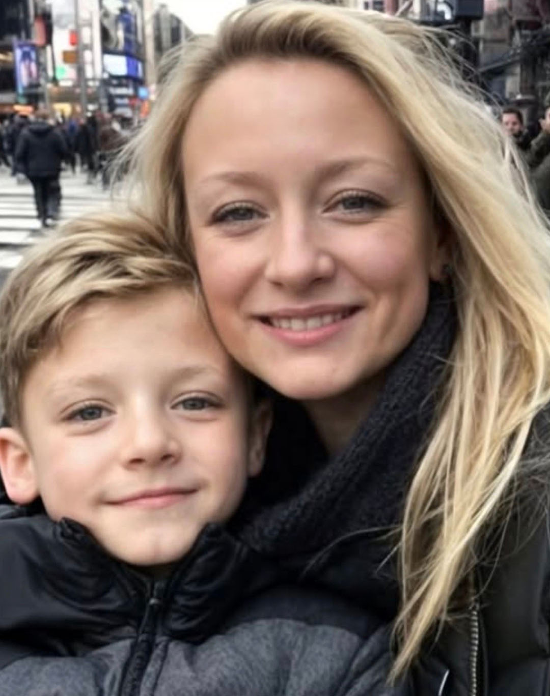 En entendant mon fils dire au téléphone : “Salut, maman ! Demain, je viendrai te voir au lieu d’aller à l’école !”, j’ai senti que quelque chose clochait… alors je l’ai suivi