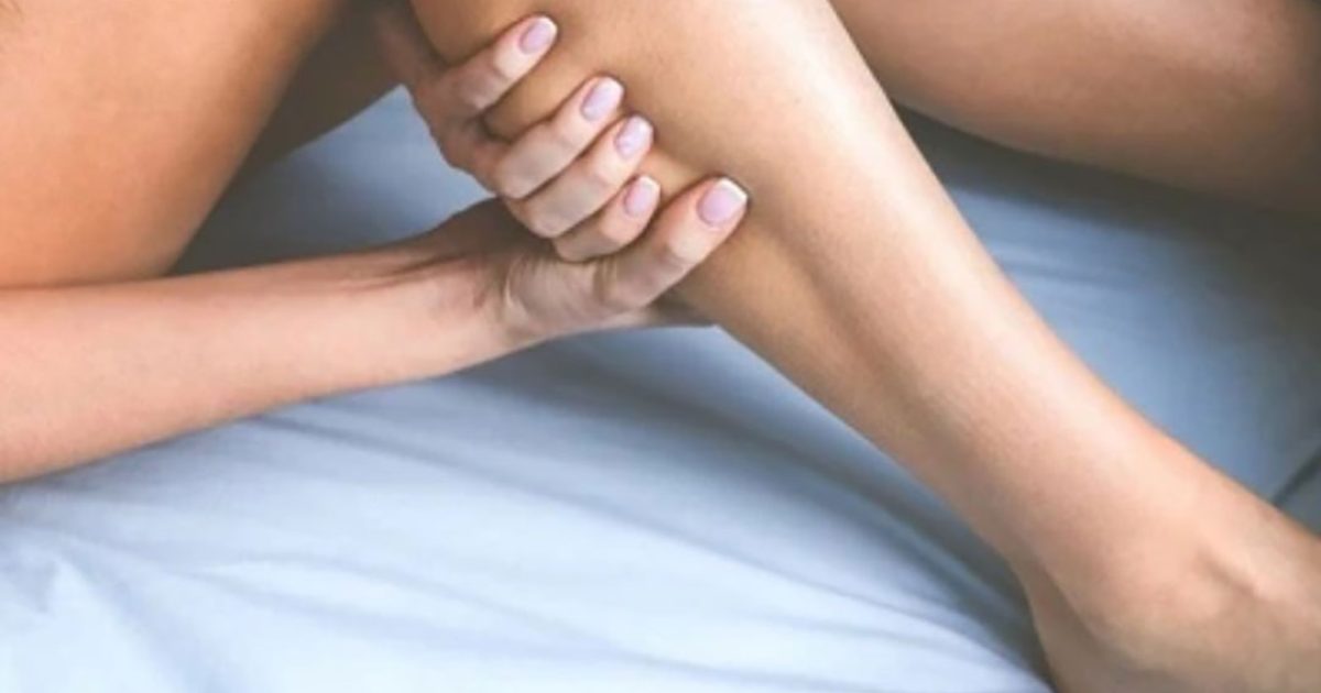 En finir avec les crampes aux jambes : les 8 vitamines indispensables pour garder des jambes fortes chez les séniors