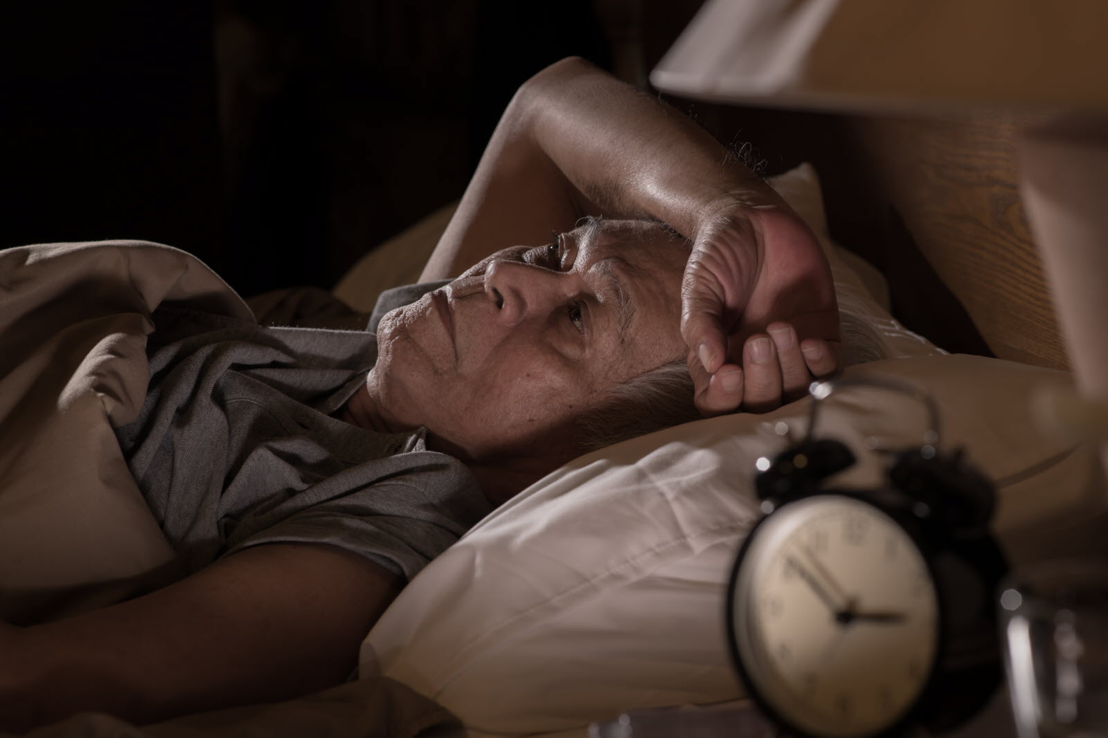 Réveil nocturne à 3h du matin après 60 ans : causes, explications et solutions sans panique