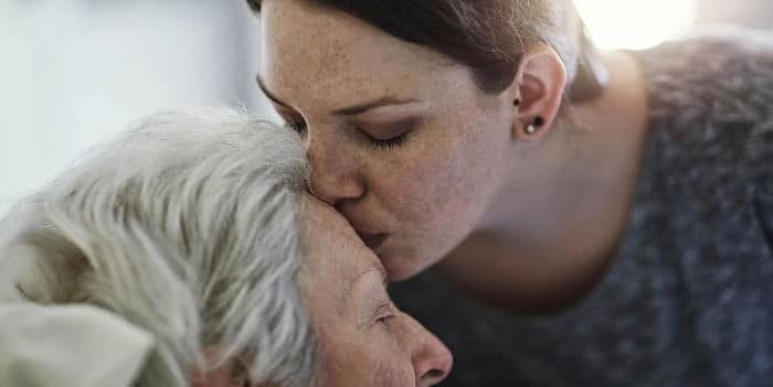 Dernier adieu : les risques insoupçonnés d’un baiser à un être cher défunt
