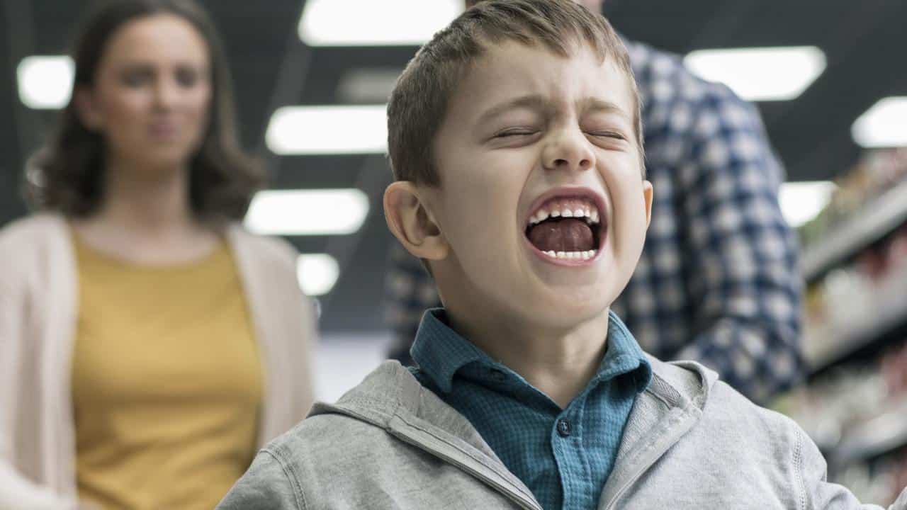 Personne se tenant la tête entre les mains