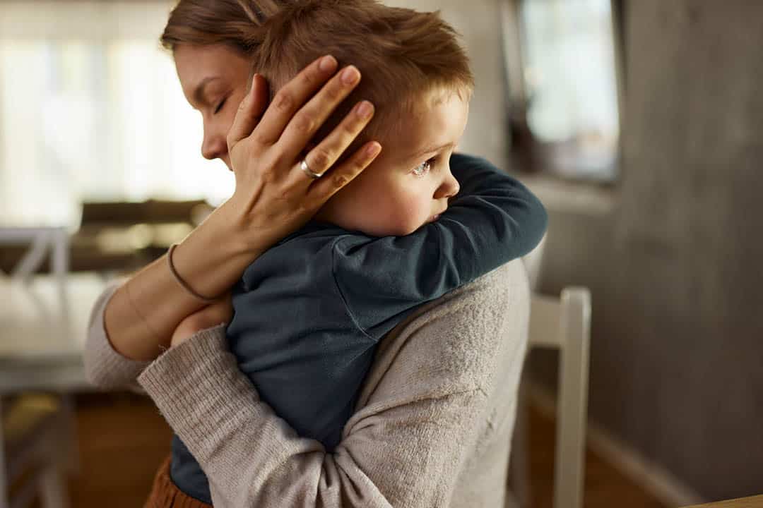 Parent présentant ses excuses à son enfant