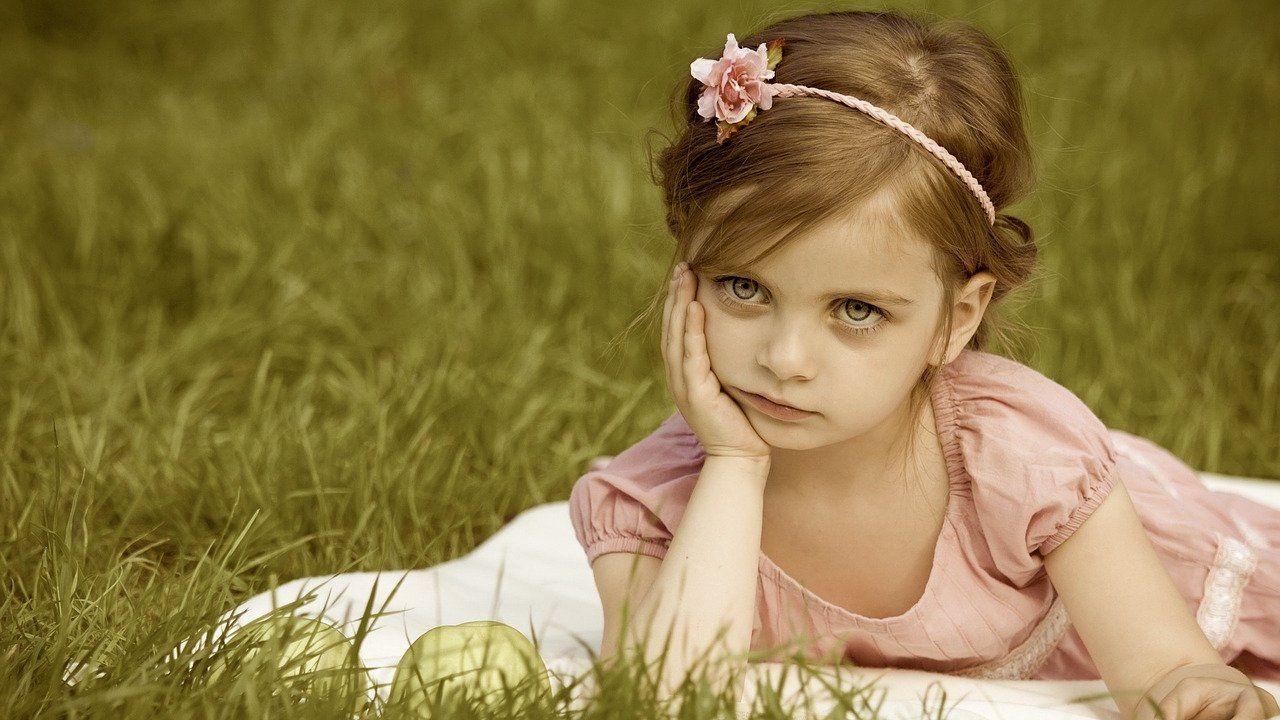 Enfant assis seul dans un coin