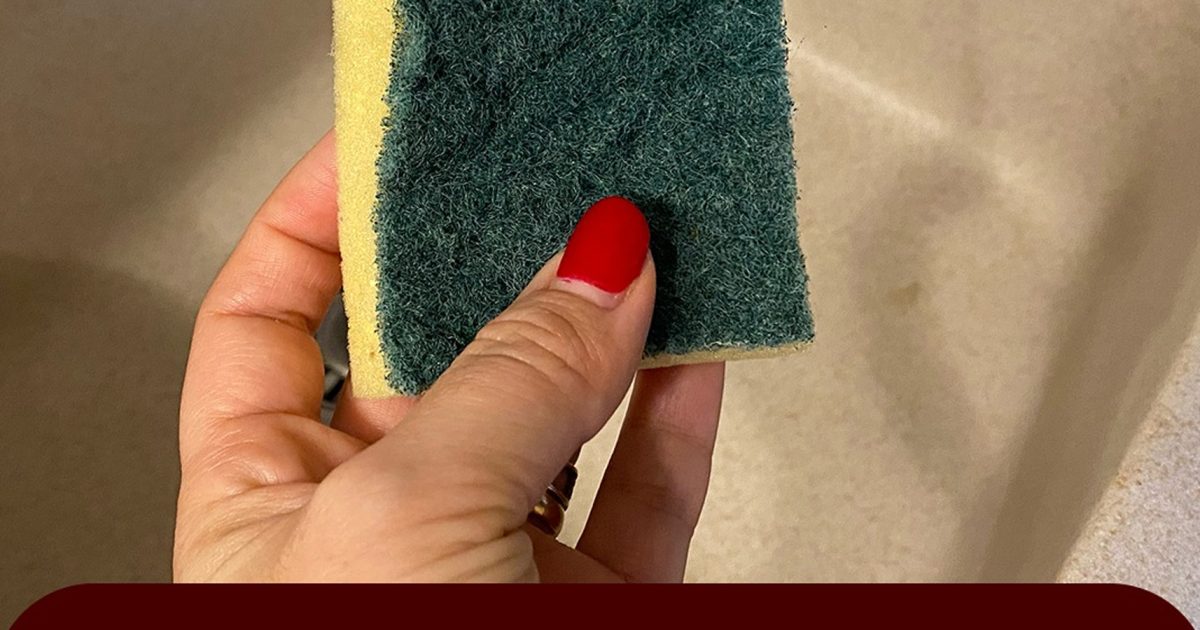 Éponges : du micro-ondes à l’eau bouillante, comment les désinfecter et les précautions à prendre