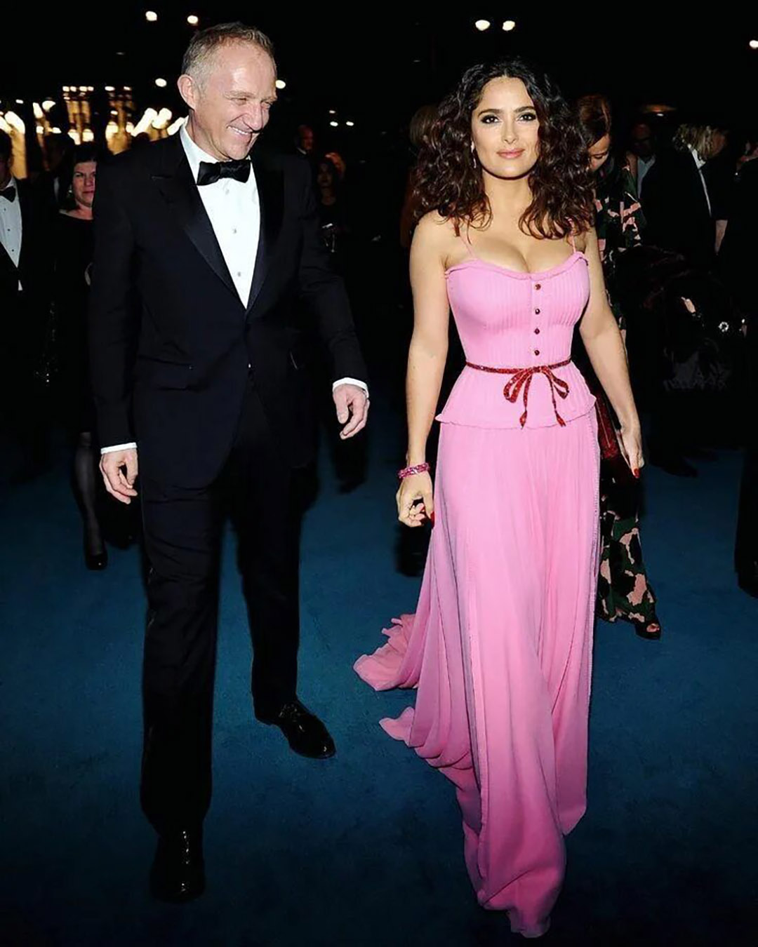 « Est-ce vraiment sa fille ? » Les fans sont perplexes après avoir aperçu la fille de Salma Hayek sur le tapis rouge