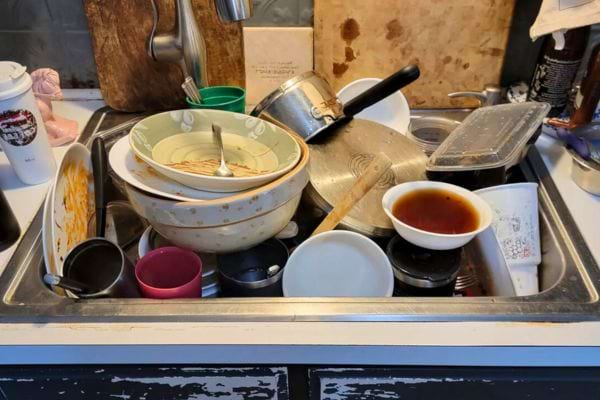 Ce que révèle vraiment votre habitude de laisser traîner la vaisselle sale, selon les psys