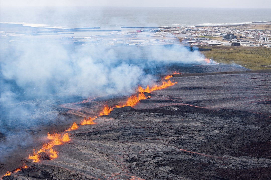 Éruption volcanique en Islande avec coulées de lave