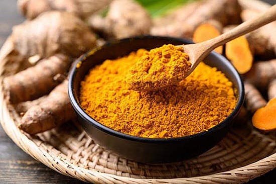 Curcuma en poudre et racine fraîche