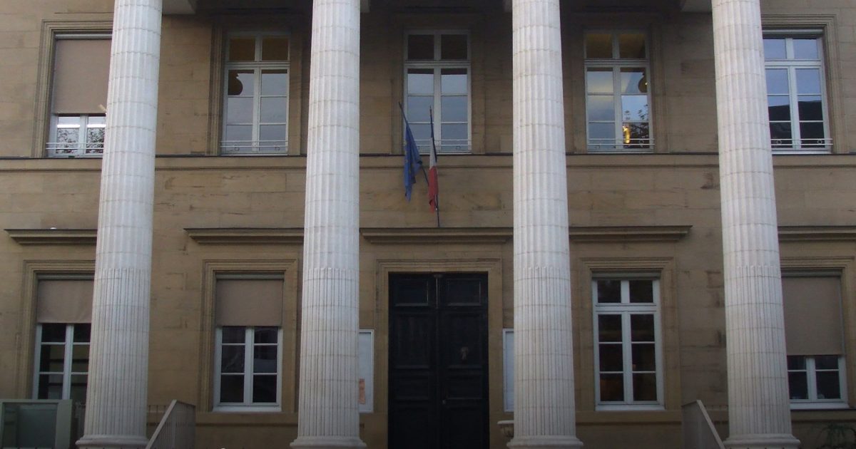 Face à l’assassin de sa fille de 7 ans, une mère sort une arme et l’abat en plein procès