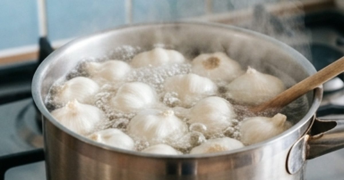 Faites bouillir 5 gousses d'ail et vous résoudrez un problème très courant